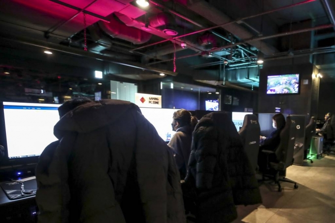 지난 2월 6일 오전 서울 시내 PC방을 찾은 시민들이 컴퓨터를 하고 있다. /사진=뉴시스