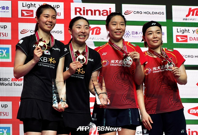 김소영(왼쪽부터)과 공희용이 중국 선수들과 기념촬영을 하고 있다. /AFPBBNews=뉴스1