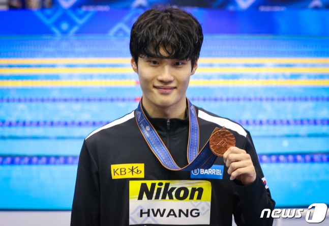 세계선수권 남자 자유형 200m에서 동메달을 목에 건 황선우. /사진=뉴스1