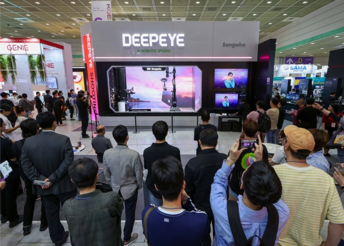 지난 5월 코엑스에서 열린 KOBA(국제방송기술컨퍼런스)2023에서 상화가 AI 로봇틱스 촬영·편집 스튜디오 '딥아이(DEEPEYE)'를 시연하고 있다 /사진=상화