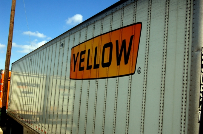 미국 최대 트럭 운송업체 옐로우가 경영난에 결국 문을 닫는다. 사진은 옐로우 기업 로고가 새겨진 트럭. /사진=위키피디아