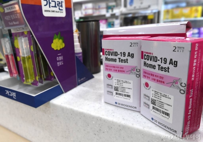 서울 은평구의 한 약국에서 신종 코로나바이러스 감염증(코로나19) 자가 진단 키트가 판매되고 있다.  /사진=머니S 장동규 기자