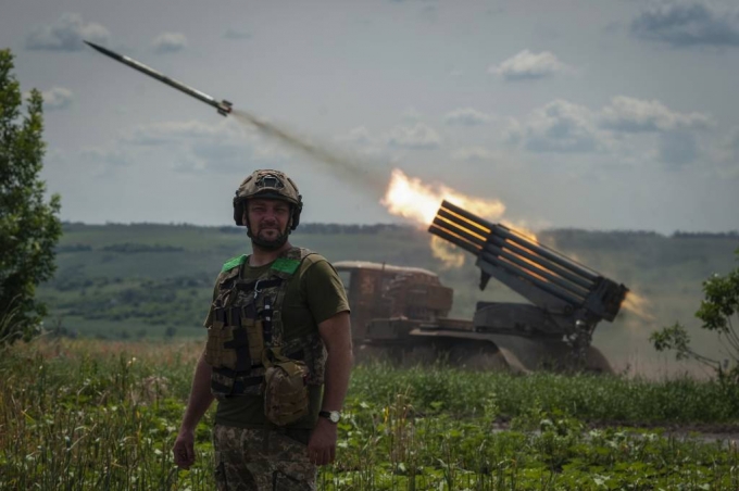[바흐무트=AP/뉴시스] 21일(현지시각) 우크라이나 도네츠크주 바흐무트 전선에서 우크라이나군이 러시아 진영을 향해 다연장 미사일 MSLR BM-21 '그라드'를 발사하고 있다. 2023.06.22.