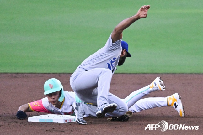 김하성이 5일(한국시간) LA 다저스와 홈 경기 1회말 2루를 훔치고 있다. /AFPBBNews=뉴스1