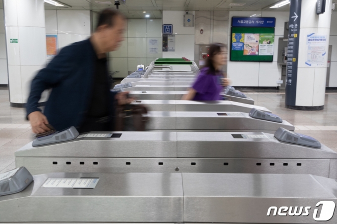 서울 광화문역에서 지하철을 타는 시민들의 모습/사진=뉴스1