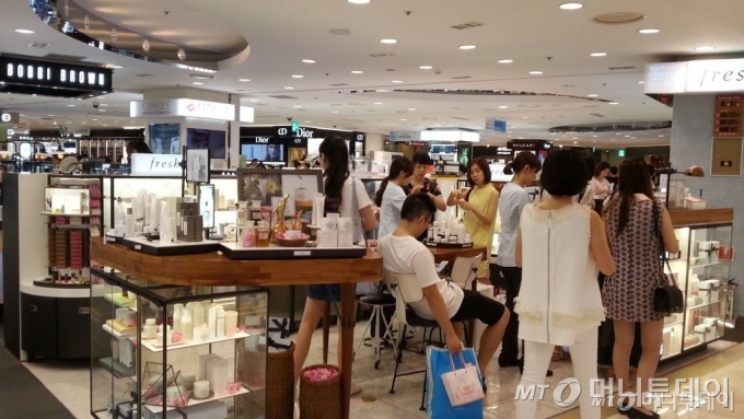 롯데백화점 면세점에서 중국인 관광객들이 쇼핑하고 있다. /사진=머니투데이DB