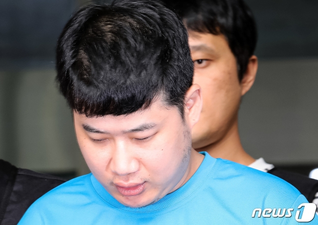 신림동 흉기난동 피의자 조선(33)이 지난달 28일 서울 관악경찰서에서 검찰에 구속 송치되고 있다. /사진=뉴스1