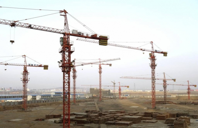 중국 내 한 건설현장에 타워크레인들이 멈춰서있다./로이터=뉴스1