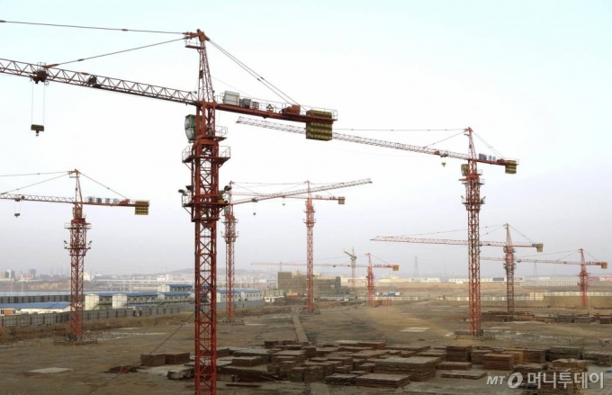 중국 한 건설현장에 타워크레인들이 멈춰서 있다./사진=머니투데이DB