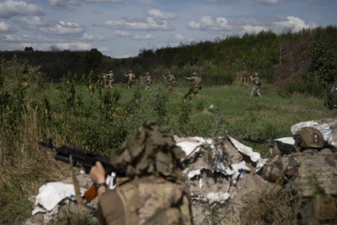 [키이우=AP/뉴시스] 10일(현지시각) 우크라이나 지원병들이 키이우 인근 훈련장에서 전투 훈련을 하고 있다. 2023.08.11. 위 사진은 기사 내용과 직접적인 관련이 없음.