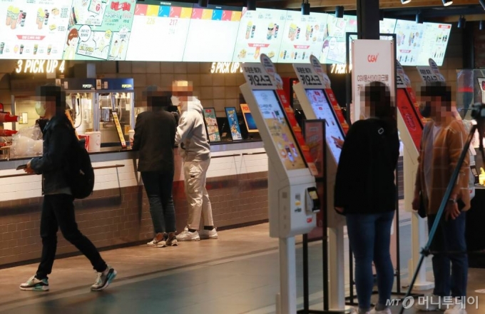  서울 용산구 한 영화관에서 관람객들이 음료와 먹거리를 구입하고 있다. /사진=이동훈 기자 photoguy@