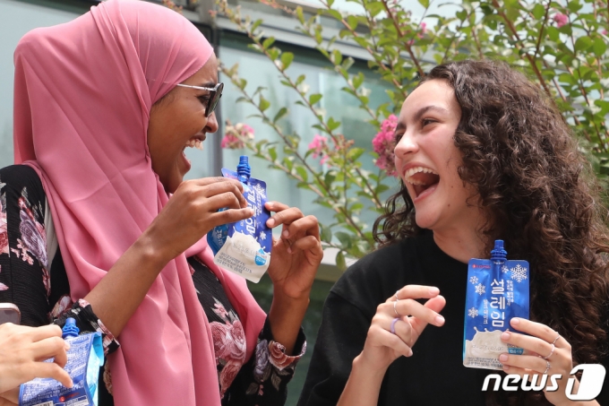 지난 7월 11일  오후 대구 달서구 계명대학교 성서캠퍼스에서 열린 '계명대 한국어학당 초복 맞이 아이스크림 나눔 행사'에서 외국인 학생들이 아이스크림을 먹으며 환하게 웃고 있다. /사진제공=뉴스1
