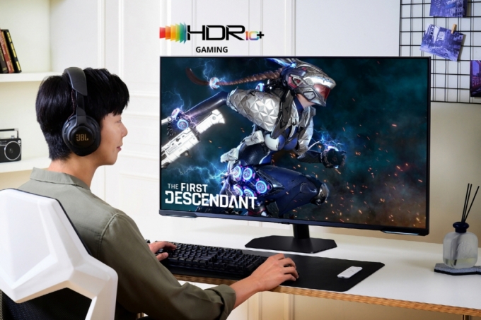삼성전자 모델이 'HDR10+ GAMING' 기술이 적용된 퍼스트 디센던트 게임 콘텐츠를 체험하고 있다. /사진제공=삼성전자