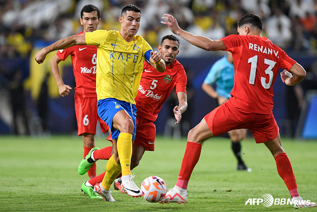 플레이에 집중하는 크리스티아누 호날두(왼쪽 노란색 유니폼). /AFPBBNews=뉴스1