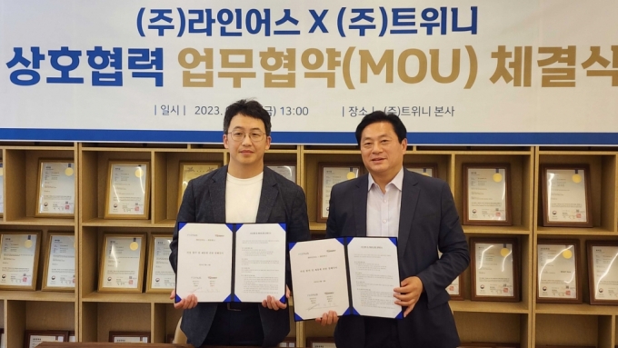 천영석 트위니 대표(왼쪽)와 김현학 라인어스 대표가 트위니 본사에서 유통사업에서의 상호협력을 약속했다 /사진제공=트위티