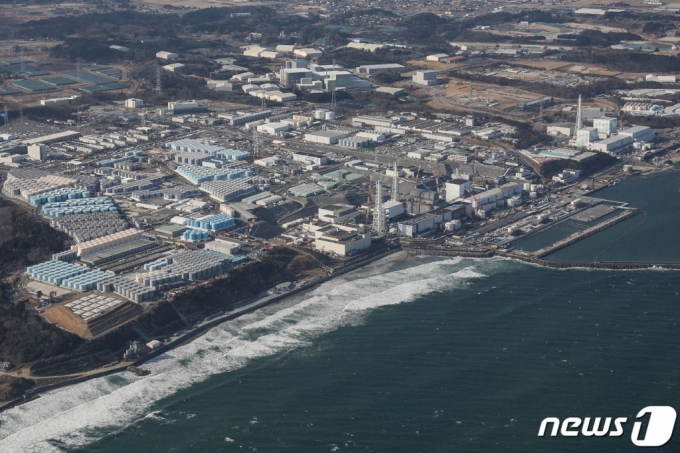  23일 일본 후쿠시마현에 위치한 도쿄전력의 제1 원자력발전소와 오염수가 방류될 앞바다./사진=뉴스1(AFP)