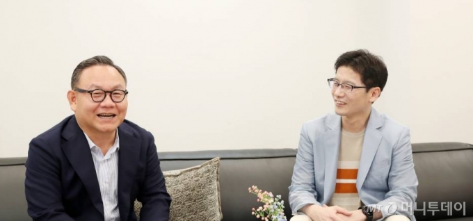 김수종 이노스페이스 대표(오른쪽)와 김홍일 케이유니콘인베스트먼트 대표 /사진=김휘선 기자 hwijpg@