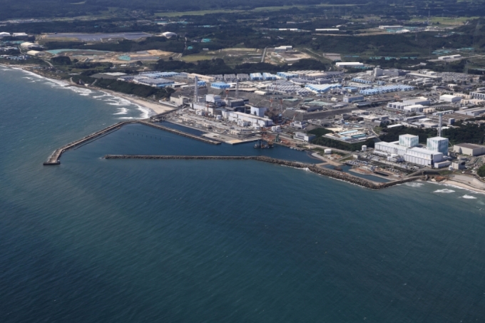 24일 오전 오염수 해양방류 개시를 앞둔 후쿠시마 원전의 전경./로이터=뉴스1(요미우리 제공)