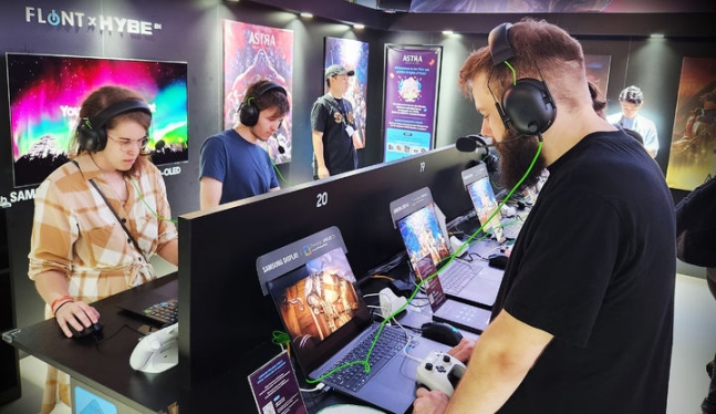 지난 23일(현지시간) 독일 쾰른에서 열리는 '게임스컴 2023'에 참가한 게이머들이 삼성 OLED 노트북으로 하이브IM의 게임 '별이되어라2'를 즐기고 있는 모습. /사진=삼성