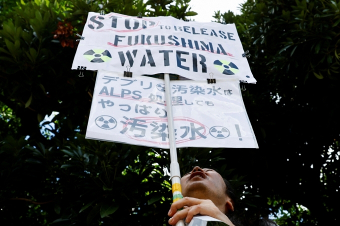 25일 기시다 후미오 일본 총리 관저 앞에서 오염수 방류 반대 시위가 진행됐다. /로이터=뉴스1