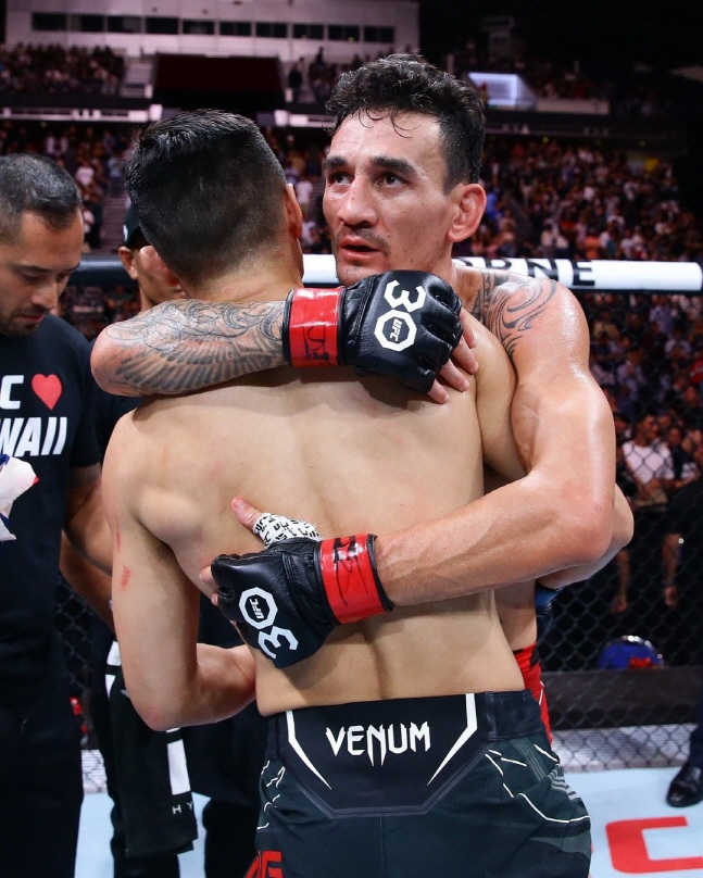 정찬성(왼쪽)이 할로웨이와 포옹을 나누고 있다. /사진=UFC 공식 SNS