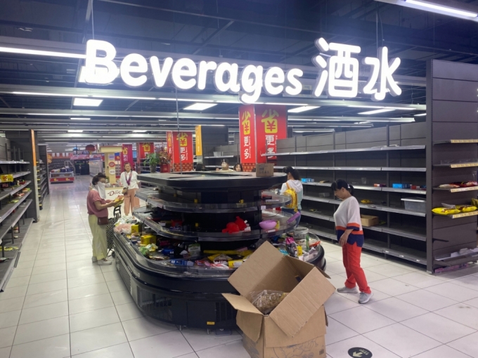 폭탄을 맞은 듯 썰렁한 까르푸 매장에서 일부 소비자들이 마지못해 물건을 고르고 있다. 한 중국 주부는 "선불카드에 충전한 금액을 소진하기 위해 어쩔 수 없이 왔다"고 했다./사진=우경희 기자