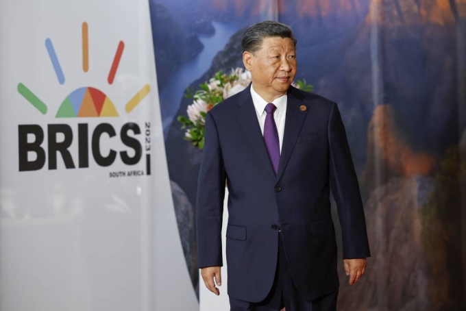 [요하네스버그=AP/뉴시스] 시진핑 중국 국가주석이 23일(현지시각) 남아프리카공화국 요하네스버그에서 열린 제15차 브릭스(BRICS: 브라질·러시아·인도·중국·남아공) 정상회의에 도착하고 있다. 2023.08.23.