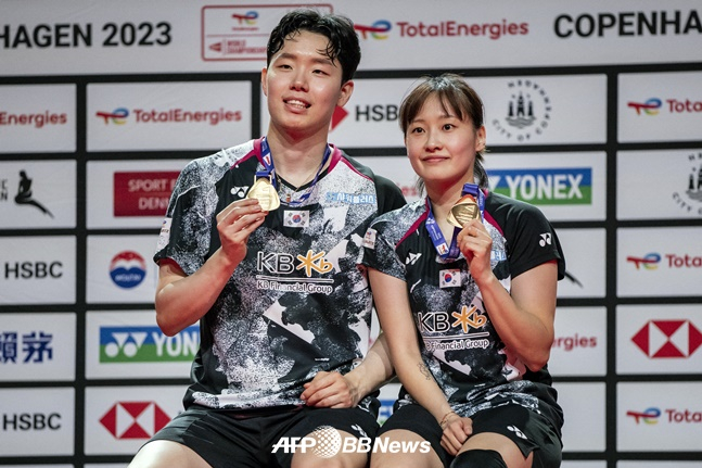 서승재(왼쪽)와 채유정이 혼합 복식에서 우승 후 금메달을 목에 걸고 포즈를 취하고 있다. /AFPBBNews=뉴스1