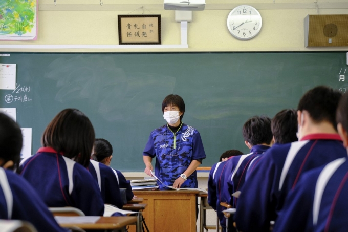 지난해 11월 도쿄의 한 중학교 교실의 모습. 일본 초·중·고등학교 교원들이 월 평균 123시간 초과 근무를 한다는 조사 결과가 발표돼 일본 사회에 충격을 안겼다. /AFPBBNews=뉴스1
