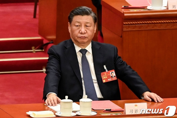 시진핑 중국 국가 주석이 11일 (현지시간) 새 국무원 총리를 선출하기 위해 베이징 인민대회당에서 열린 전인대에 참석을 하고 있다.  /AFPBBNews=뉴스1