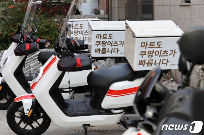 지난해 11월 24일 서울 시내 쿠팡이츠 사무실에 오토바이가 주차돼 있다./사진= 뉴스1