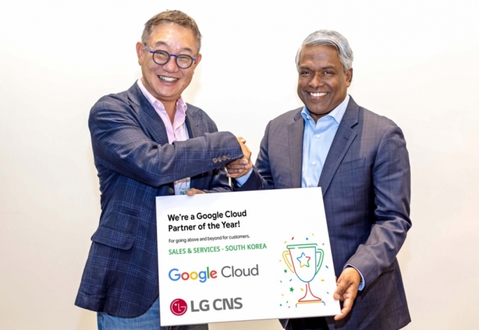LG CNS의 '구글 클라우드 파트너 어워즈' 2개 부문 수상 기념촬영을 하고 있는 모습. 왼쪽부터 LG CNS 현신균 대표, 구글 클라우드 토마스 쿠리안(Thomas Kurian) CEO / 사진제공=LG CNS
