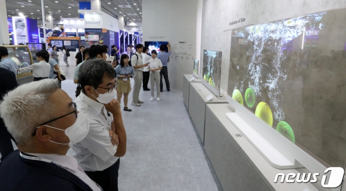 지난 16일 오후 서울 강남구 코엑스에서 열린 K-Display 2023 한국디스플레이산업전시회에서 참관객들이 LG디스플레이의 OLED 디스플레이 제품을 관람하고 있다./사진=뉴스1