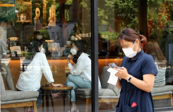 서울 종로구 한 카페를 찾은 고객들이 매장을 이용하고 있다. /사진=김휘선 기자