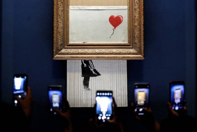 [인천=뉴시스] 박진희 기자 = 파라다이스시티는 31일 인천 중구 파라다이스 아트스페이스에서 영국 그래피티 아티스트 뱅크시(Banksy)의 ‘Love is in the Bin(2018)’을 국내 최초로 공개하고 있다. 이 자리에서 'Girl without Balloon(2021)으로 변경된 작품명이 전 세계 최초 발표되기도 했다.  뱅크시(Banksy)는 영국의 화가, 그래피티 아티스트, 사회운동가, 다큐멘터리로 감독으로 스스로를 '예술 테러리스트'라고 칭하는 정체 불명의 작가이다. 2023.08.31.