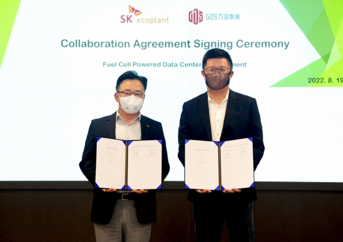 SK에코플랜트가 중국 최대 데이터센터 개발·운영 기업인 GDS가 싱가포르에 구축하는 데이터센터 연료전지 사업을수주했다. 사진은 지난해 8월 박경일 SK에코플랜트 사장(왼쪽)과 황 웨이(William Wei Huang) GDS 회장이 '연료전지 연계 데이터센터 사업 개발'을 위한 협약(Collaboration Agreement)을 체결한 뒤 기념촬영을 하는 모습/사진제공=SK에코플랜트 