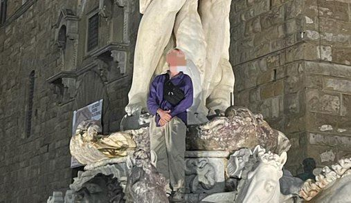 이탈리아 피렌체의 시뇨리아 광장에 설치된 유명한 16세기 넵튠 분수대에 몰래 올라갔다가 동상을 훼손한 독일 관광객(22)이 구금됐다./사진=뉴시스(출처 :@DarioNardella)
