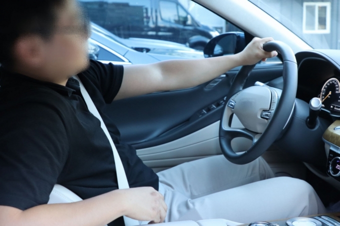 한 손으로 운전대를 잡고 비스듬한 자세로 운전하면 '부정렬증후군' 발생 위험이 커진다. /사진=자생한방병원