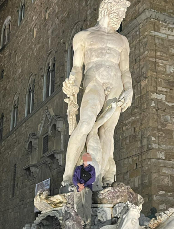 독일 국적 20대 남성 관광객이 지난 4일 오전 이탈리아 토스카나주 피렌체 시뇨리아 광장에 설치된 넵튠 분수대에서 인증 사진을 찍겠다며 무단으로 올라가 동상 일부를 부러뜨렸다. /사진=다리오 나르델라 'X' 갈무리