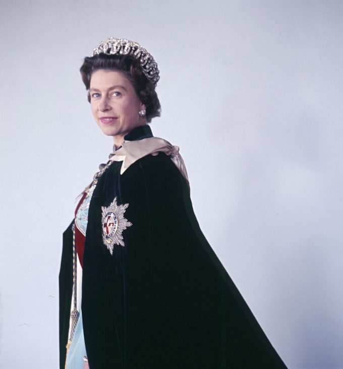 찰스 3세 영국 국왕이 8일(현지시간) 엘리자베스 2세 여왕 서거 1주기를 맞이해 공개한 사진. 해당 사진은 여왕이 42세이던 1968년 10월 16일 사진작가 세실 비튼이 촬영한 것이다. /사진=영국 왕실 공식 엑스(X, 옛 트위터) 계정