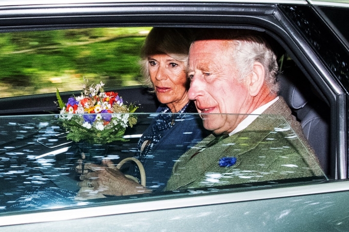 찰스 3세 영국 국왕(오른쪽)과 카밀라 왕비가 8일(현지시간) 모친인 엘리자베스 2세 여왕 서거 1주기를 맞아 스코틀랜드 중부 발모럴 근처 크래시 마을의 교회에서 추모 예배에 참석한 후 떠나고 있다. /AFPBBNews=뉴스1