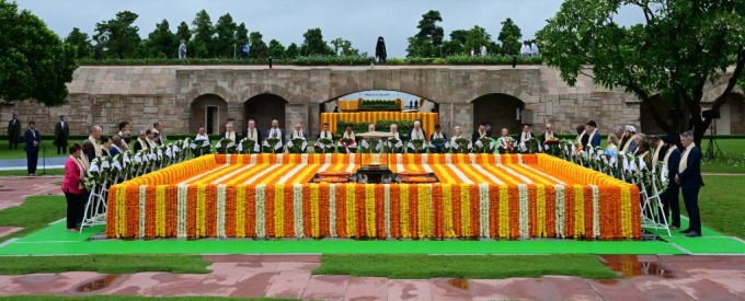 [뉴델리=뉴시스] 전신 기자 =G20 정상들이 10일(현지시간) 뉴델리 마하트마 간디 추모공원인 라즈가트를 방문해 함께 헌화하고 있다. (공동취재) 2023.09.10.