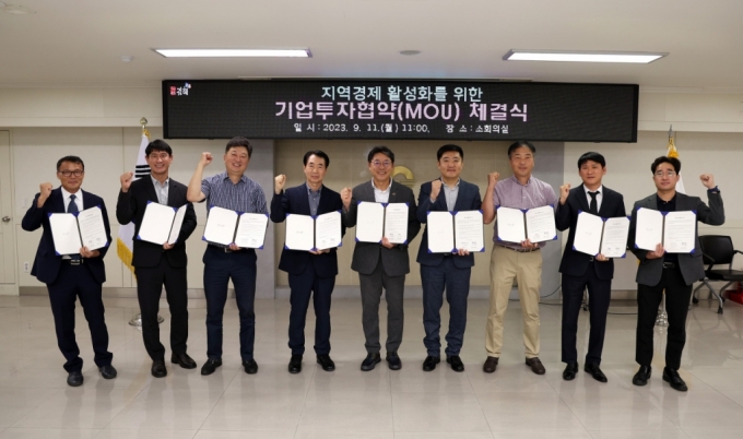 홍태용 김해시장(가운데)이 8개사와 투자협약을 하고 있다./사진제공=김해시
