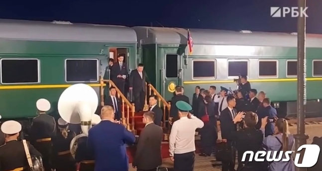 러시아를 방문한 김정은 북한 노동당 총비서의 모습이 공개됐다.(러시아 매체 RBK 갈무리) 