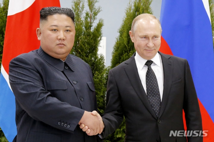 블라디미르 푸틴 러시아 대통령(오른쪽)과 김정은 북한 국무위원장이 2019년 4월25일 러시아 블라디보스토크에서 만나 악수하고 있다./AP=뉴시스