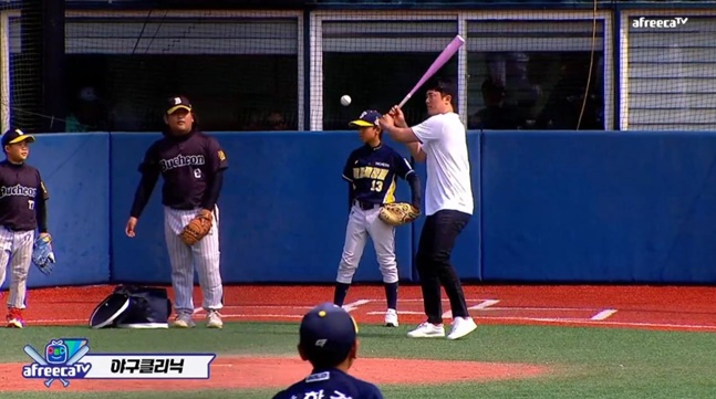 KIA 김민우(오른쪽) 코치의 야구 클리닉 모습.    /사진=대한유소년야구연맹