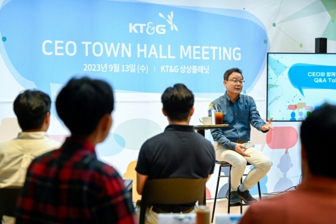  KT&G가 지난 13일 서울 성수동 ‘KT&G 상상플래닛’에서 CEO 타운홀 미팅’을 개최했다. 백복인 KT&G 사장과 타운홀 미팅에 참석한 임직원들이 이야기를 나누고 있다. /사진제공=KT&G