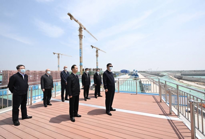 [슝안신구=신화/뉴시스] 시진핑(오른쪽) 중국 국가주석이 10일(현지시각) 허베이성 슝안신구에서 도시 간 철도역과 국제무역센터 건설 현장을 시찰하고 있다. 2023.05.11.
