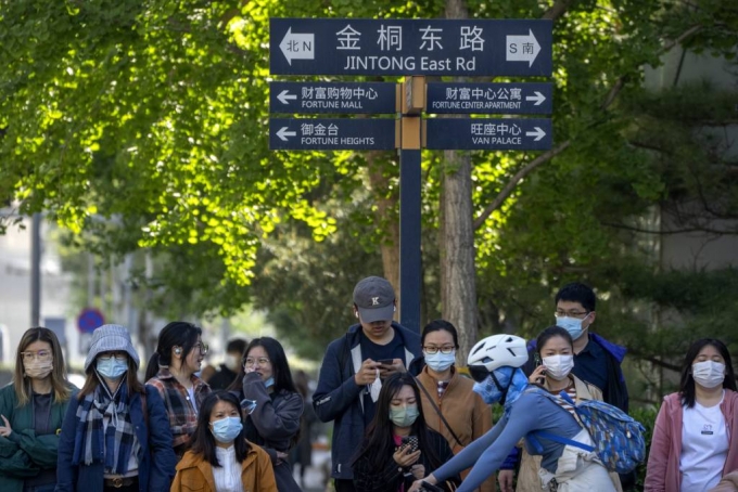 [베이징=AP/뉴시스] 18일 중국 베이징 교차로에서 출근길 시민들이 신호를 기다리고 있다. . 2023.04.18.