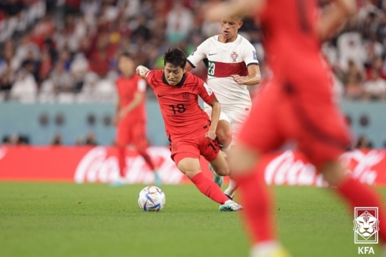 2022 카타르 월드컵 포르투갈전에 집중하는 이강인(왼쪽). /사진=대한축구협회 제공